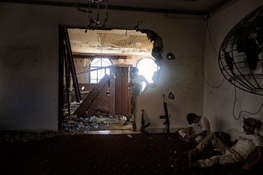 Misurata's fighters, loyal to Libya's Government of National Accord, take a  rest in a conquered building on the frontline against Islamic State in Sirte on September 28, 2016.