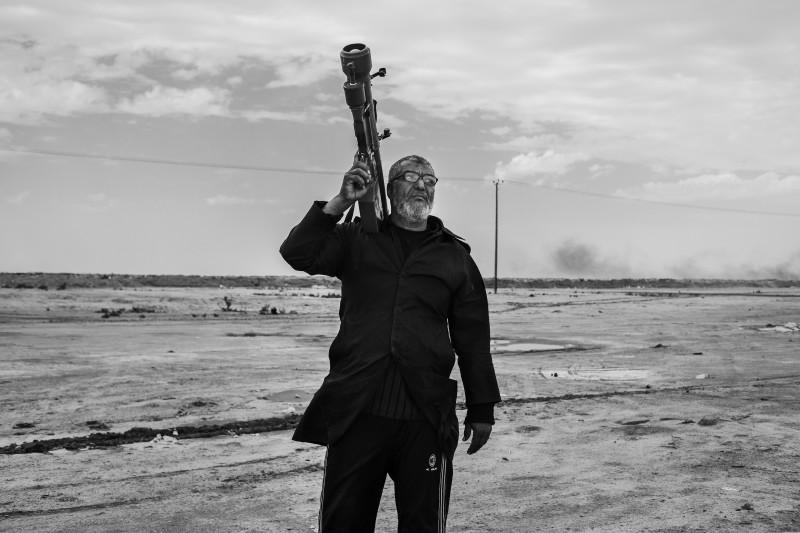 Un ribelle con un bazooka lungo la strada litorale all'atezza di Brega, teatro di scontri contro l'esercito di Gheddafi durante la prima fase del conflitto, Libia, 3 Marzo 2011.